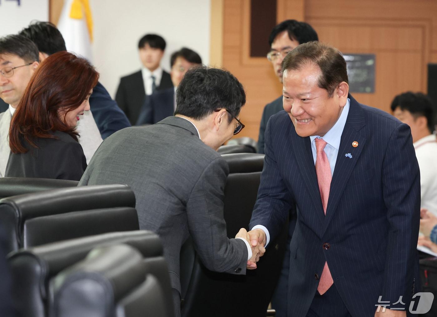 이상민 행정안전부 장관이 13일 서울 종로구 정부서울청사에서 열린 미래지향적 행정체제개편 자문위원회 출범식에서 참석자들과 인사하고 있다. ⓒ News1 허경 기자