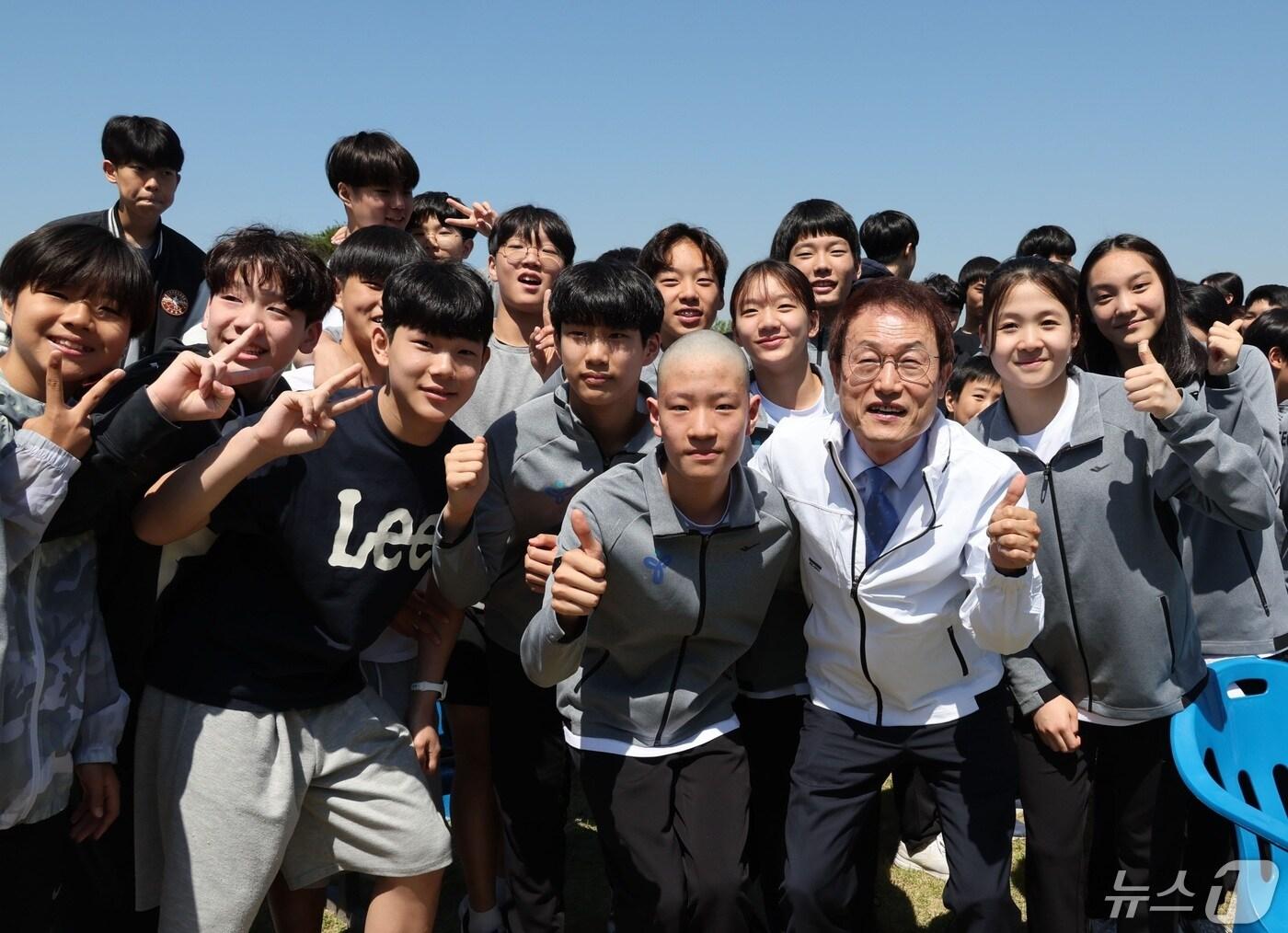 조희연 서울시교육감이 13일 서울 송파구 서울체육중학교에서 &#39;제53회 전국소년체육대회&#39; 출전 서울 학생선수들을 격려한 후 기념촬영을 하고 있다. &#40;서울시교육청 제공&#41;/뉴스1