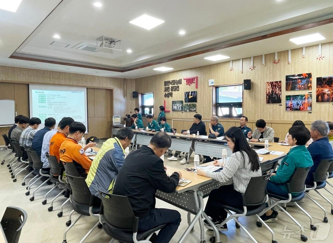 함안군이 13일 &#39;낙화놀이&#39; 개최를 하루 앞두고 민관 합동 안전점검을 위한 회의를 하고 있다&#40;함안군 제공&#41;. 2024.5.13