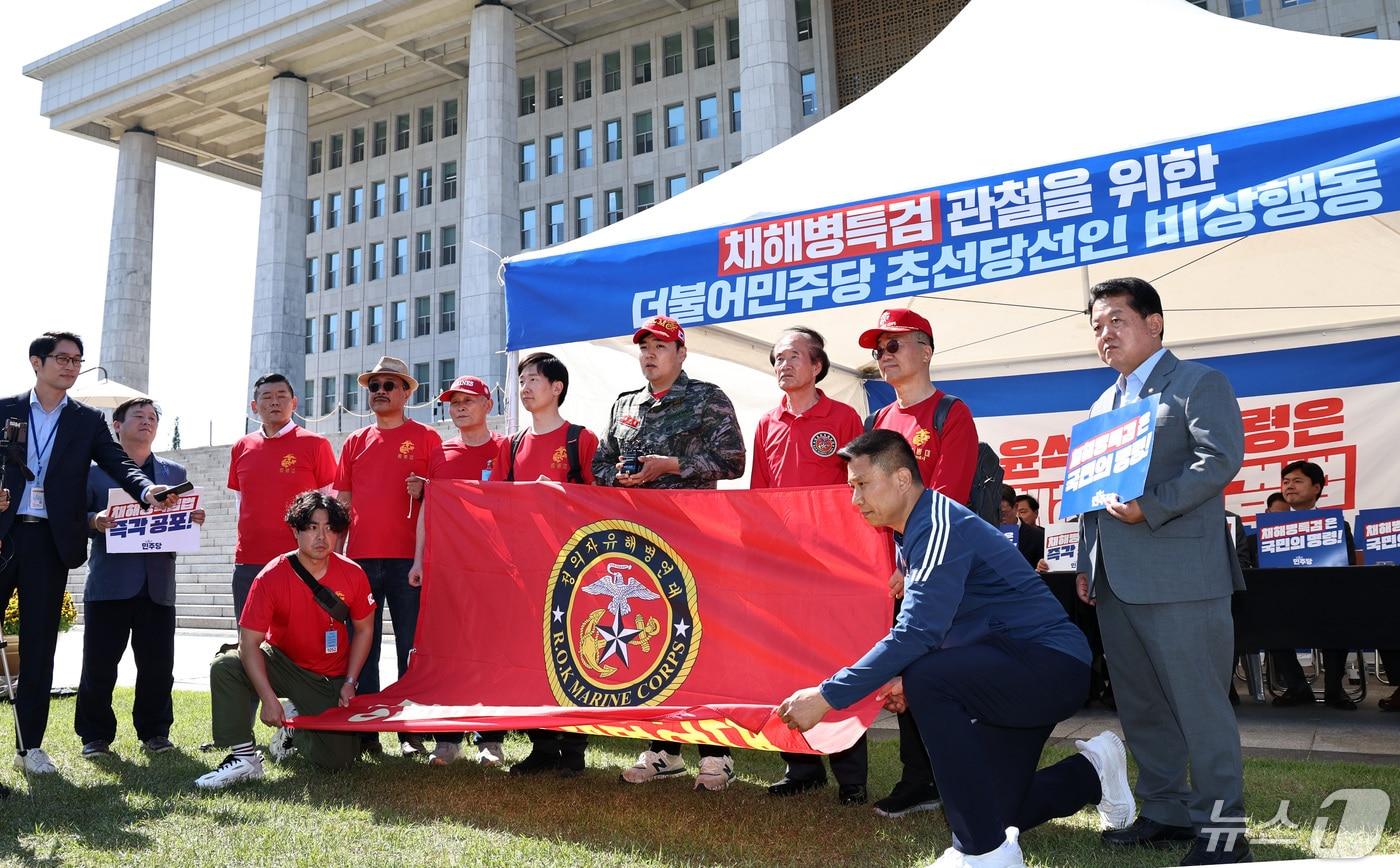 정의자유해병연대 회원들이 13일 오후 서울 여의도 국회 본청 앞에 마련된 해병대원 특검 관철을 위한 더불어민주당 초선당선인 농성장을 찾아 해병대 채상병 특검 수용을 촉구하고 있다. 2024.5.13/뉴스1 ⓒ News1 구윤성 기자