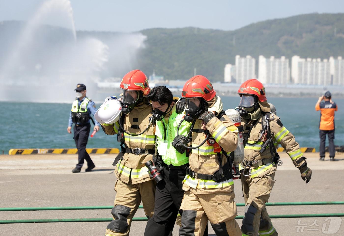 해양수산부와 울산항만공사가 주관한 &#39;2024 재난대응 안전한국 훈련&#39;이 13일 울산항에서 열렸다. 자동차운반선 내 선적된 전기차 화재로 인한 화재 발생 상황을 가정해 훈련이 진행됐다. 소방대원이 발생한 환자를 부축해 신속하게 구조하고 있다.2024.5.13/뉴스1 ⓒ News1 김지혜 기자