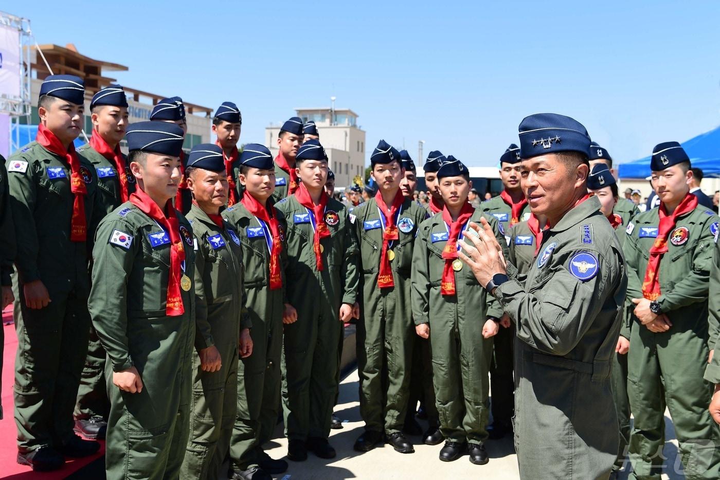 공군 제1전투비행단이 13일 46명의 신임조종사들을 대상으로 23-2차 고등비행교육과정 수료식을 거행한 가운데 이영수 공군참모총장이 신임 조종사들을 격려하고 있다. &#40;1전비 제공&#41; 2024.5.13. ⓒ News1