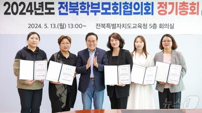 13일 전북특별자치도교육청 5층 회의실에서 개최된 ‘2022년 전북학부모협의회 정기총회’를 통해 2대 임원진이 선출됐다. 정유미 회장&#40;왼쪽에서 4번째&#41;은 연임에 성공했다.&#40;전북교육청 제공&#41;/뉴스1