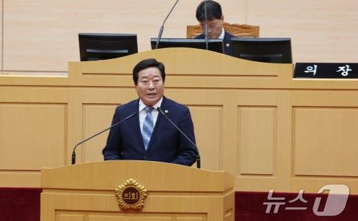 정길수 도의원이 13일 전남도의회 본회의에서 &#39;이상기후 피해 양파·마늘 농가 지원 촉구 건의안&#39; 제안설명을 하고 있다.&#40;전남도의회 제공&#41;/뉴스1