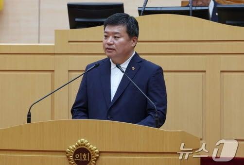 정영균 전남도의원이 13일  ‘순천대학교 사범대 부설학교 신설 촉구 건의안’ 제안설명을 하고 있다.&#40;전남도의회 제공&#41;/뉴스1