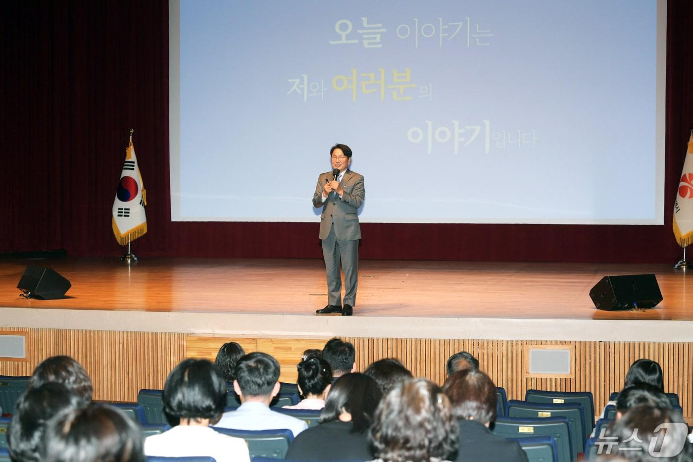 강기정 광주시장이 13일 오후 시청 대회의실에서 열린 빛고을50+일자리 사업 발대식에 참석해 장년세대 생애재설계 지원 &#39;50+종합채움&#39;을 주제로 특별강연을 하고 있다.&#40;광주시 제공&#41;2024.5.13/뉴스1 