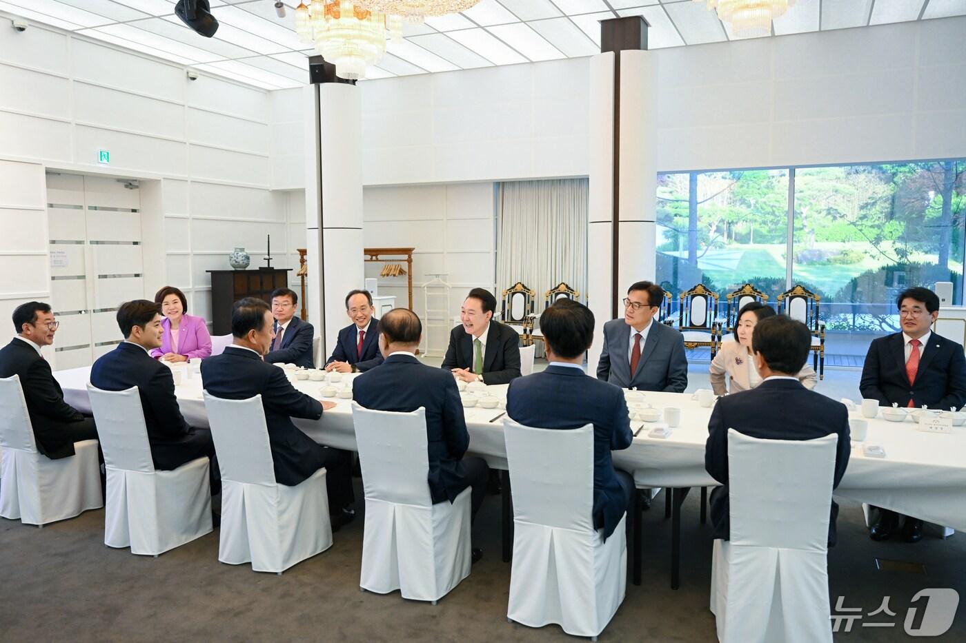 윤석열 대통령이 13일 서울 용산구 한남동 관저에서 열린 국민의힘 비대위원 만찬에서 황우여 비대위원장을 비롯한 참석자들과 대화하고 있다. &#40;대통령실 제공&#41; 2024.5.13/뉴스1 ⓒ News1 오대일 기자