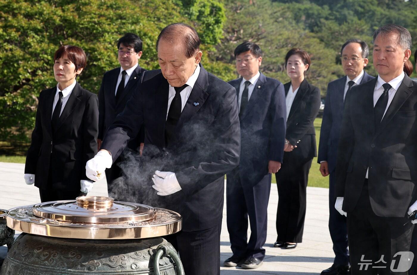 황우여 비상대책위원장과 추경호 원내대표를 비롯한 국민의힘 지도부가 14일 오전 국립서울현충원을 찾아 참배하고 있다. 2024.5.14/뉴스1 ⓒ News1 구윤성 기자