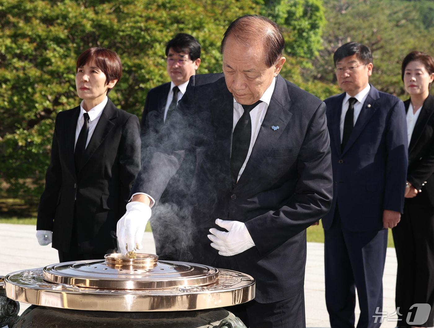 황우여 국민의힘 비상대책위원장이 14일 오전 국립서울현충원을 찾아 참배하고 있다. 2024.5.14/뉴스1 ⓒ News1 구윤성 기자