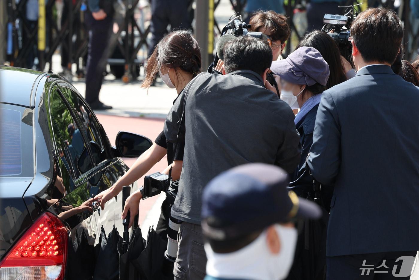 통장잔고증명서 위조 등의 혐의를 받고 있는 윤석열 대통령의 장모 최은순씨가 14일 서울 송파구 서울동부구치소에서 가석방되고 있다. 2024.5.14/뉴스1 ⓒ News1 신웅수 기자