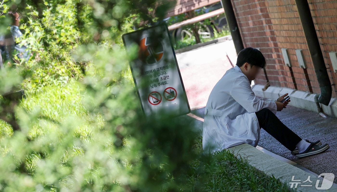 서울 시내의 대형병원에서 한 의료진이 휴식을 취하고 있다. 2024.5.14/뉴스1 ⓒ News1 김성진 기자