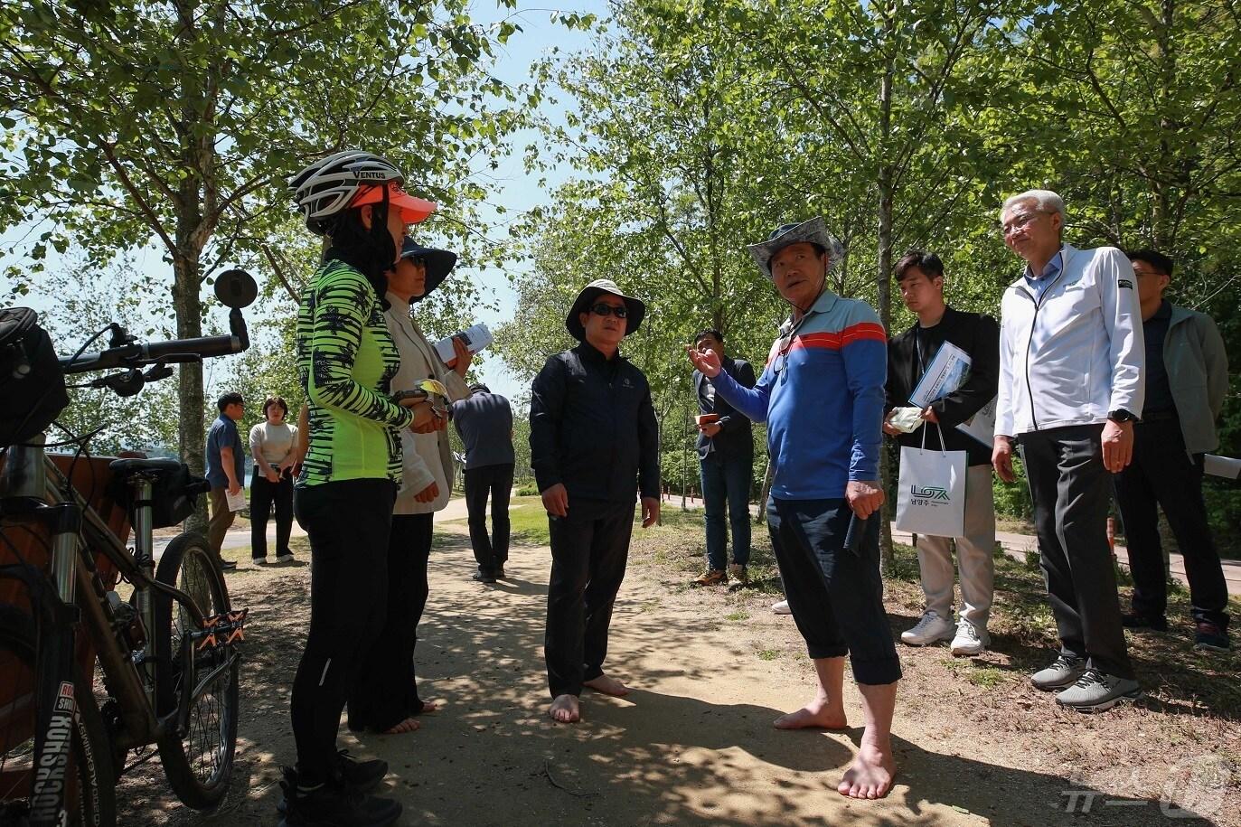 주광덕 남양주시장이 맨발걷기 길을 현장점검하고 있다.