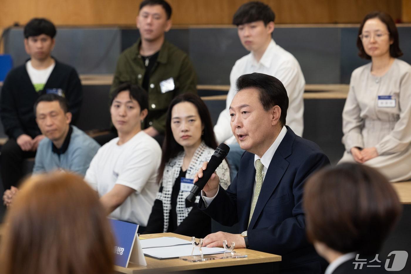 윤석열 대통령이 지난달 14일 서울 중구 서울고용복지플러스센터에서 &#39;고맙습니다, 함께 보듬는 따뜻한 노동현장&#39;을 주제로 열린 스물다섯 번째 국민과 함께하는 민생토론회에서 발언하고 있다. &#40;대통령실 제공&#41; 2024.5.14/뉴스1 ⓒ News1 오대일 기자