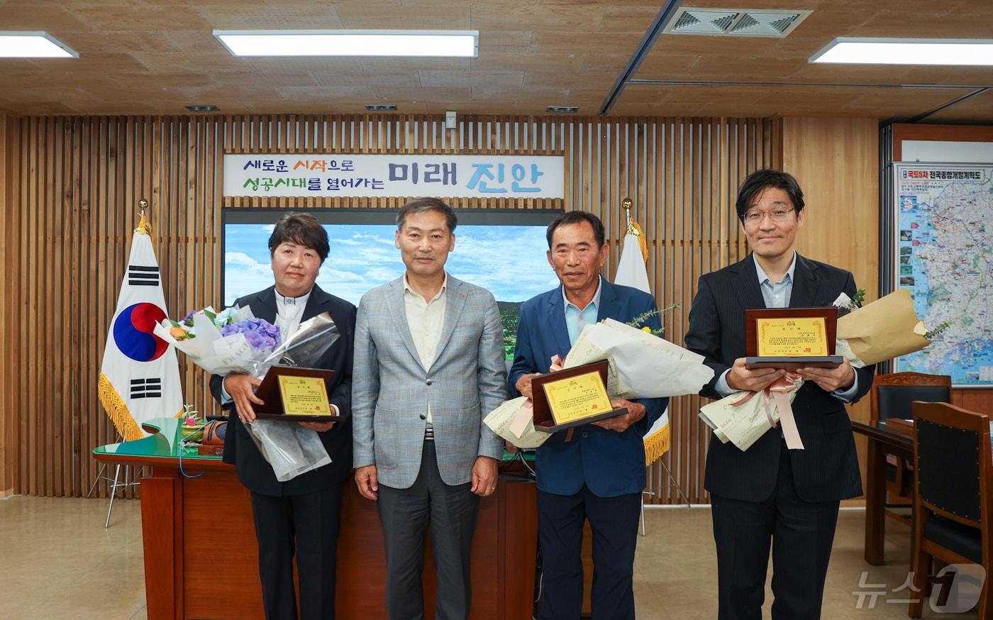 전춘성 전북자치도 진안군수가 김용국, 이경숙, 오재희 씨에게 감사패를 전달하고 있다.&#40;진안구제공&#41;2024.5.14/뉴스1