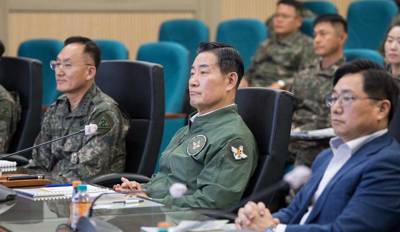 신원식 국방부 장관이 14일 육군 제2작전사령부에서 작전현황을 보고받고 있다.&#40;국방부 제공&#41;