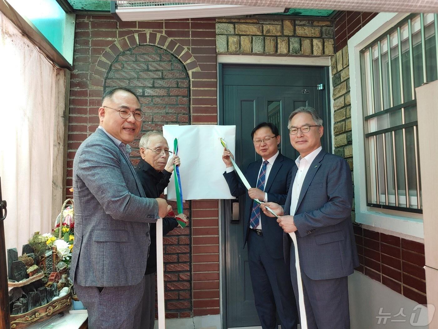  14일 대전 중구 소재 국가유공자 자택에서 강만희 대전지방보훈청장&#40;오른쪽 두번째&#41;, 류옥현 LH 대전충남지역본부장&#40;오른쪽&#41; 등 관계자들이 &#39;명예를 품은 집&#39; 42호 현판식을 진행하고 있다. &#40;대전보훈청 제공&#41; /뉴스1 