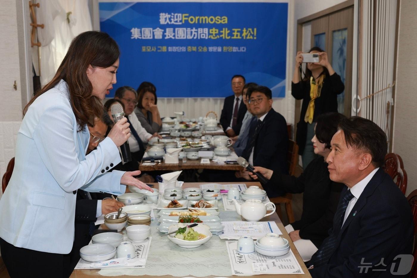 김영환 충북지사와 샌디 왕 포모사 바이오 회장이 대화를 나누고 있다. &#40;충북도 제공&#41;