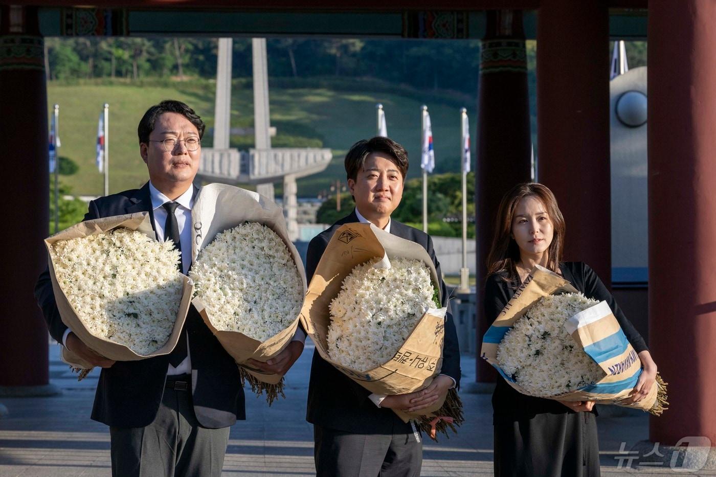 개혁신당 이준석 대표와 이주영·천하람 비례대표 당선인이 15일 경상도에서 재배한 국화 1000송이를 들고 광주시 북구 운정동 국립5·18민주묘지를 참배하고 있다. 2024.5.15/뉴스1 ⓒ News1 김태성 기자