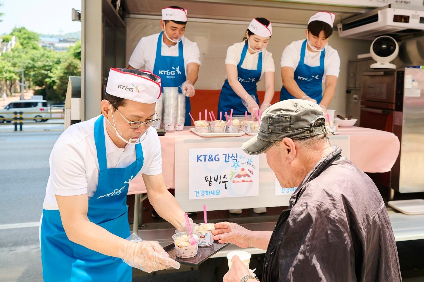 방경만 KT&G 사장이 간식으로 준비한 팥빙수를 전달하는 모습.&#40;KT&G 제공&#41;