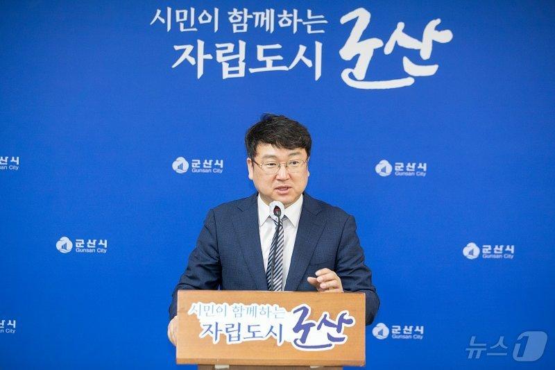 신원식 군산부시장이 반부패·종합청렴도 향상 대책을 발표하고 있다.&#40;군산시 제공&#41; 2024.5.15/뉴스1