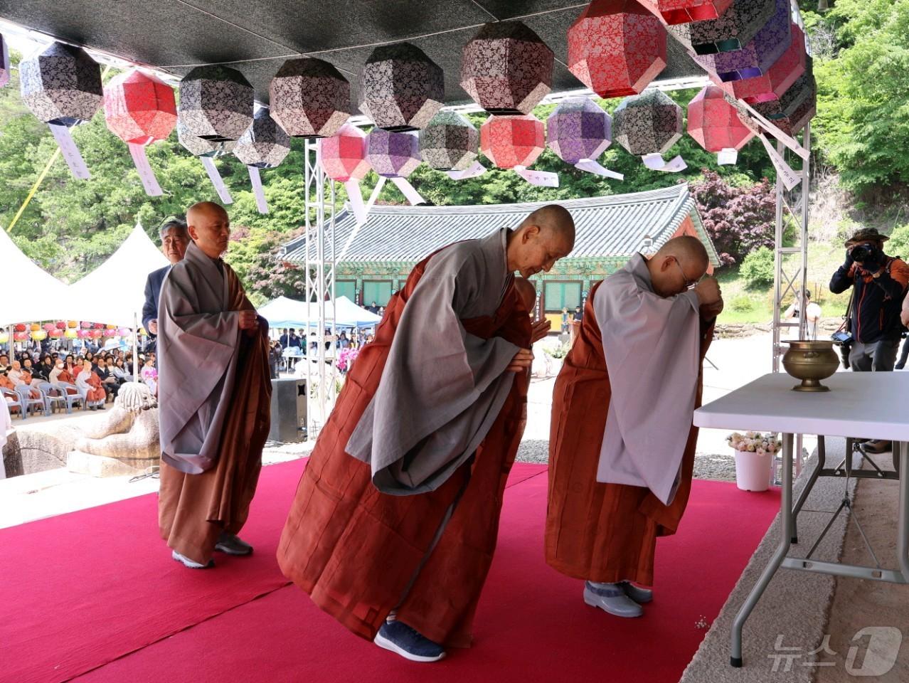 15일 대한불교 조계종 5교구 본사 법주사 대웅보전 앞에서 부처님 오신 날 봉축 법요식을 봉행하고 있다. /뉴스1