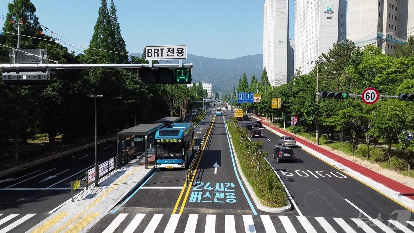 15일 개통된 경남 ‘창원 원이대로 S-BRT&#40;고급 간선급행버스체계&#41;’에 시내버스가 운행을 하고 있다.&#40;창원시 제공&#41;.