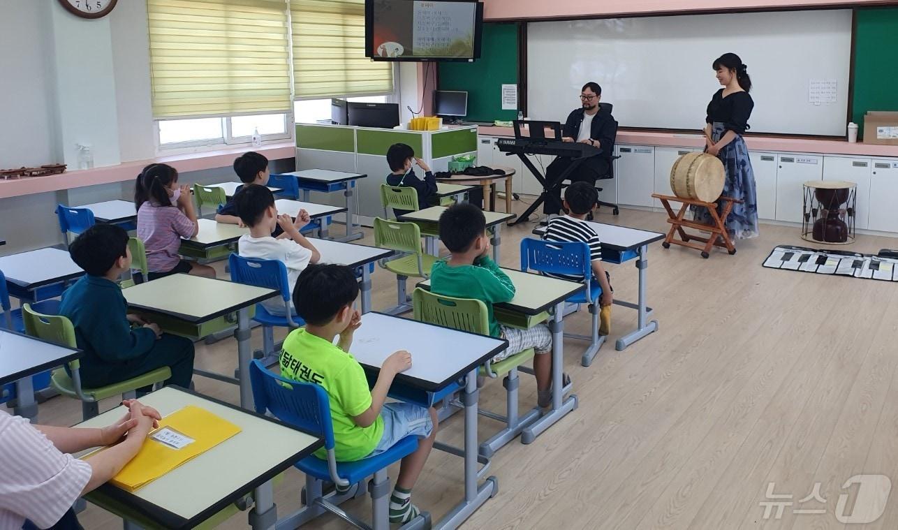 대구교통공사에 배정된 예술인이 지난 13일 대구 서구 비산초등학교를 찾아 &#39;판소리와 건반악기의 콜라보&#39;를 주제로 한 늘봄학교를 진행하고 있다. &#40;대구교통공사 제공&#41; 2024.5.13/뉴스1