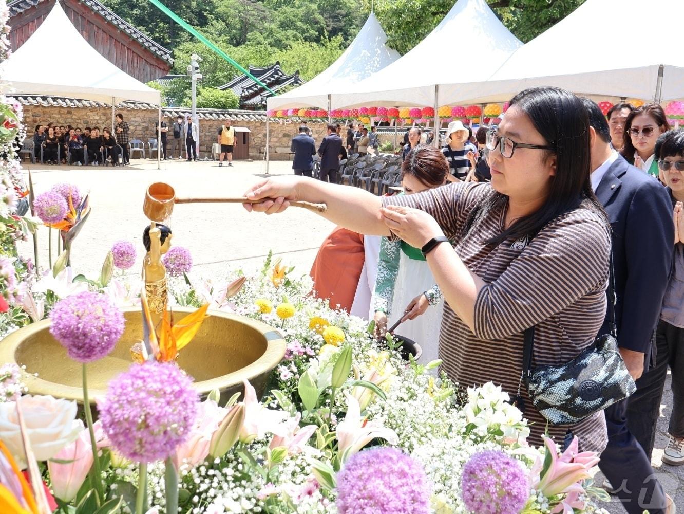 15일 부처님오신날을 맞아 충북 보은군 속리산 법주사에서 관불의식이 진행되고 있다.&#40;보은군 제공&#41;/뉴스1