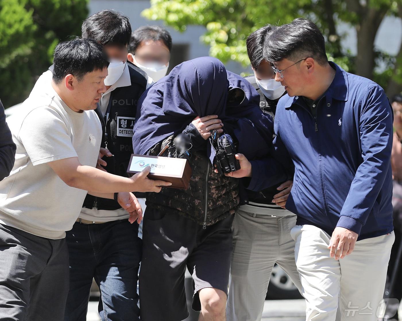 태국 파타야에서 공범들과 한국 관광객을 납치 살해한 뒤 시신을 유기한 혐의를 받는 20대 피의자 A씨가 15일 오후 경남 창원 성산구 창원지방법원에서 열린 구속 전 피의자 심문&#40;영장실질심사&#41;에 출석하고 있다. 2024.5.15/뉴스1 ⓒ News1 윤일지 기자