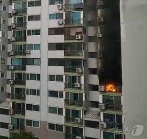 인천시 부평구 산곡동 아파트 화재 현장.&#40;인천소방본부 제공&#41;/뉴스1