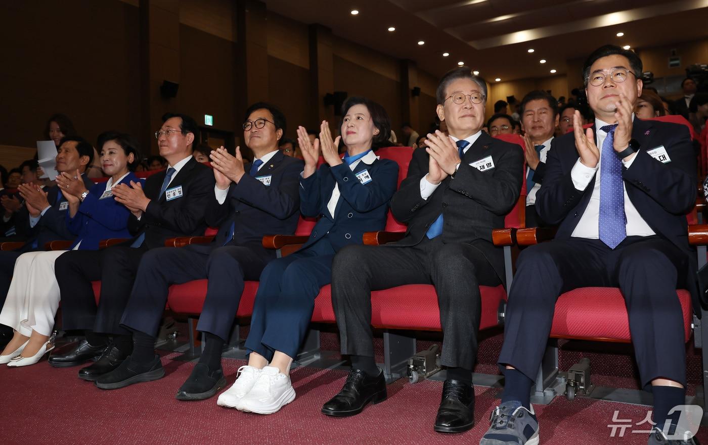 이재명 더불어민주당 대표가 16일 서울 여의도 국회 의원회관에서 열린 제22대 국회 전반기 국회의장단 후보 선출을 위한 더불어민주당 당선자총회에 참석해 자리해 있다. 오른쪽부터 박찬대 원내대표, 이 대표, 국회의장 후보인 추미애·우원식 의원. 2024.5.16/뉴스1 ⓒ News1 김민지 기자