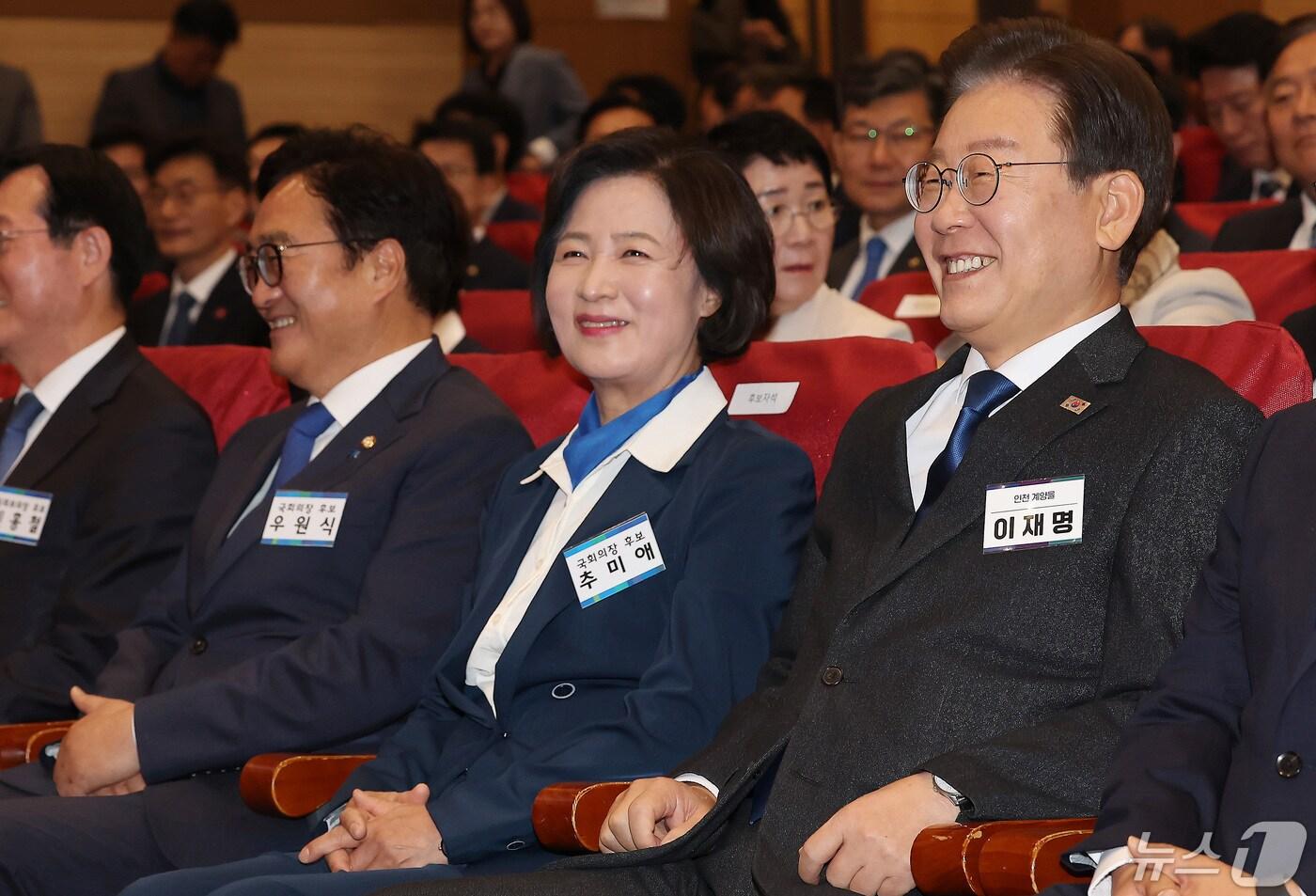 이재명 더불어민주당 대표가 16일 서울 여의도 국회 의원회관에서 열린 제22대 국회 전반기 국회의장단 후보 선출을 위한 더불어민주당 당선자총회에서 국회의장 후보인 추미애와 미소를 보이고 있다. 왼쪽은 우원식 의장 후보. 2024.5.16/뉴스1 ⓒ News1 김민지 기자