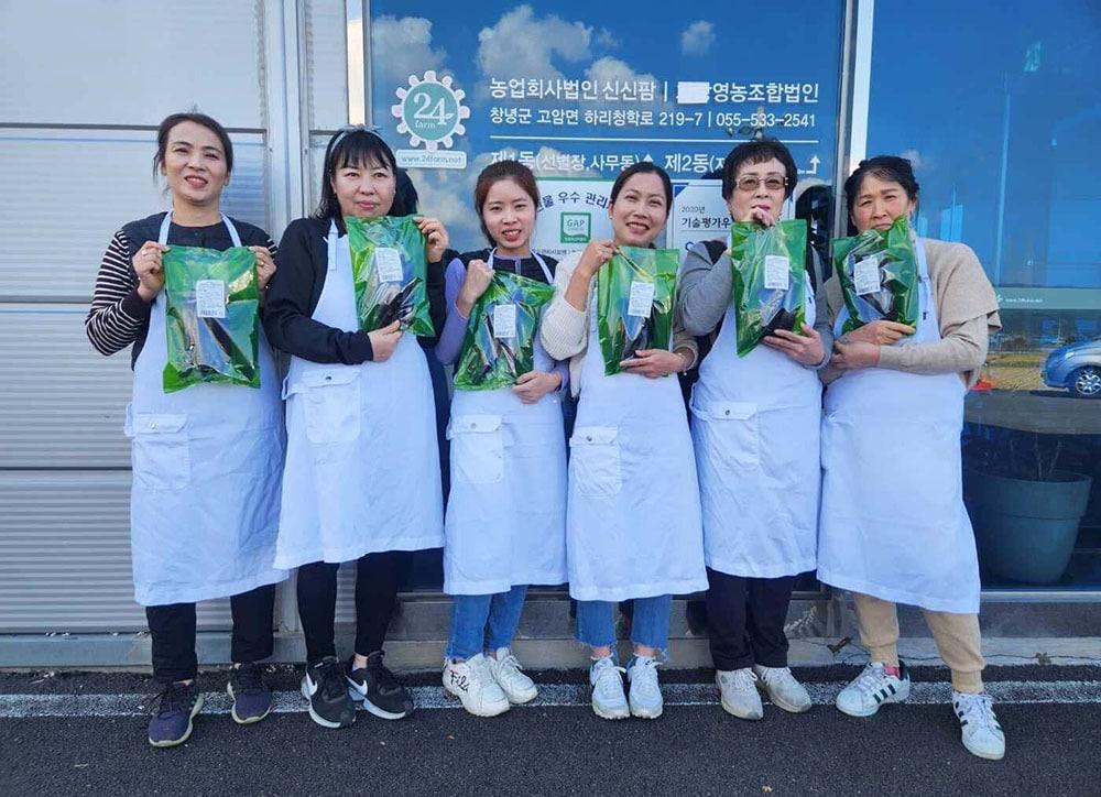 농업회사법인 신신팜 직원들&#40;쿠팡 제공&#41;