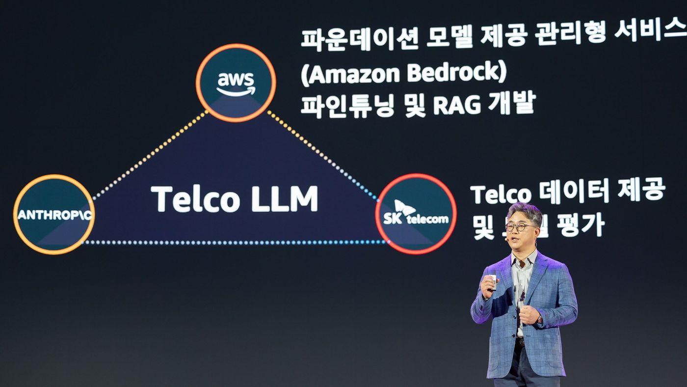 16일 열린 &#39;아마존웹서비스&#40;AWS&#41; 서밋 서울&#39;에서 기조연설 중인 정석근 SKT 글로벌·AI테크사업부장. &#40;아마존웹서비스 제공&#41;