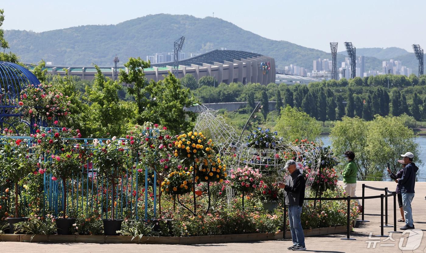 16일 서울 광진구 뚝섬한강공원에서 열린 2024 서울국제정원박람회를 찾은 시민들이 정원을 감상하고 있다. 서울시는 이날부터 오는 10월8일까지 &#39;2024 서울국제정원박람회&#39;를 개최하고 계절에 따라 변화하는 정원을 관람객들에게 선보인다고 밝혔다. 정원투어·문화행사 등이 열리는 본 행사는 이날부터 22일까지 열리고 이후 상설 전시로 전환한다. 2024.5.16/뉴스1 ⓒ News1 박지혜 기자