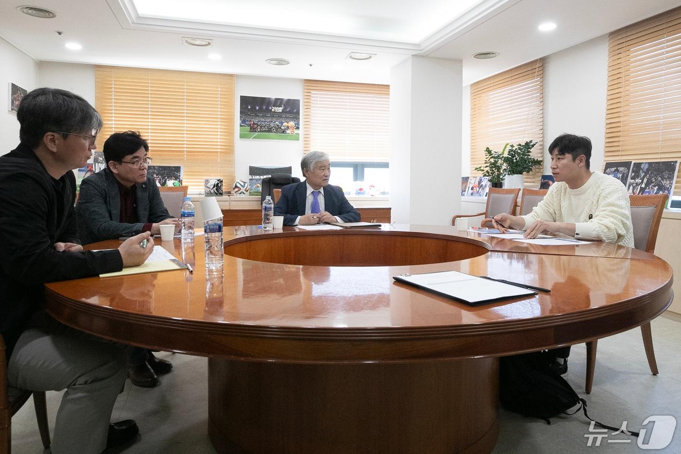 조남돈 프로축구연맹 상벌위원장이 16일 오후 서울 종로구 축구협회관에서 &#39;물병 사태&#39;와 관련 징계여부를 검토하는 상벌위원회를 주재하고 있다. 이날 상벌위원회에는 조 위원장, 박순규, 전경준, 이근호 위원 등이 참석했다. 2024.5.16/뉴스1 ⓒ News1 이승배 기자