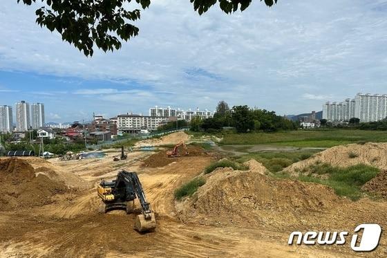  충북 충주 호암지 제방 공사.&#40;자료사진&#41;/뉴스1