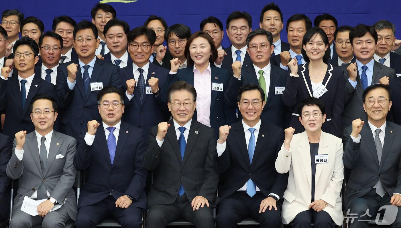 이재명 더불어민주당 대표가 16일 오후 서울 여의도 국회에서 열린 민주당 초선 당선인 워크숍에서 초선 의원들과 기념촬영을 하고 있다./뉴스1 ⓒ News1 김민지 기자