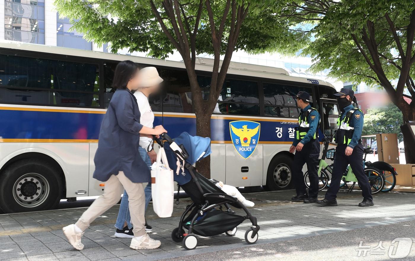 과거 경기 수원시 일대에서 여성 10명을 연쇄 성폭행한 일명 &#39;수원 발발이&#39; 박병화가 출소 후 2년여간 화성시에 머물다 수원시로 되돌아온 가운데 박병화의 거주지로 알려진 팔달구의 한 오피스텔 주변에 경찰이 순찰을 돌고 있다. /뉴스1 