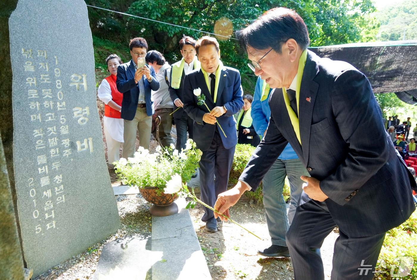 강기정 광주시장이 16일 오전 동구 주남마을 위령비 앞에서 열린 &#39;제11회 기역이 니은이 인권문화제&#39;에 참석해 5·18 희생자들의 넋을 기리며 헌화하고 있다.&#40;광주시 제공&#41;2024.5.16/뉴스1 