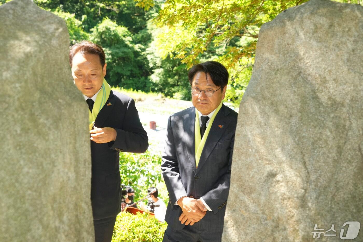 강기정 광주시장이 16일 오전 동구 주남마을 위령비 앞에서 열린 &#39;제11회 기역이 니은이 인권문화제&#39;에 참석해 임택 동구청장과 함께 위령비를 바라보고 있다.&#40;광주시 제공&#41;2024.5.16/뉴스1 ⓒ News1