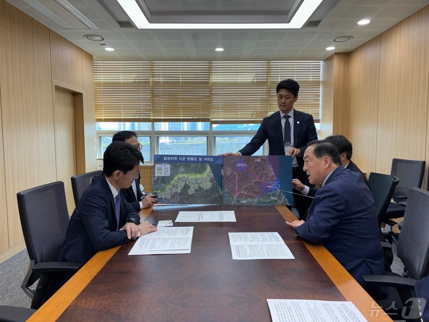 접경지역 지정과 국비 확보 협조를 위해 중앙부처를 방문한 이병선 속초시장.&#40;속초시 제공&#41; 2024.5.16/뉴스1