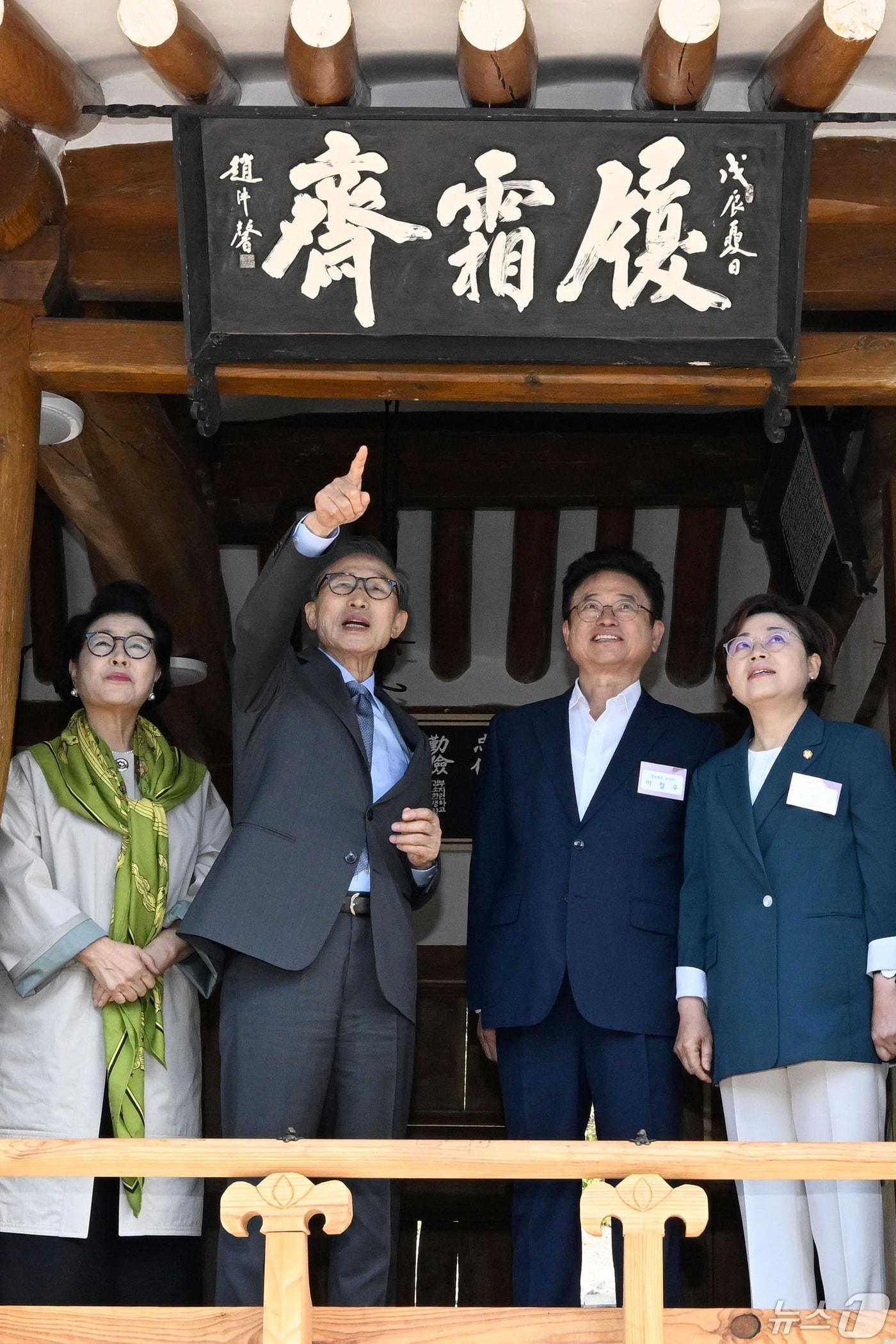 이명박 전 대통령과 김윤옥 여사가 16일 이 전 대통령의 고향 마을인 경북 포항시 북구 흥해읍 덕실마을을 방문했다. 이 전 대통령 내와가 이철우 경북도지사, 김정재 국민의힘&#40;포항북&#41;의원과 함께 덕실마을에 있는 경주 이씨 재실인 아상재&#40;履霜齋&#41;에서 현판을 가르키고 있다. 2024.5.16/뉴스1 ⓒ News1 최창호 기자