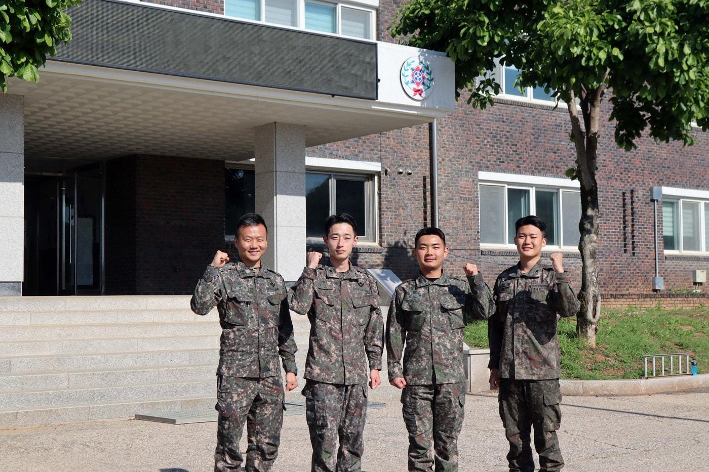 유군 11기동사단 결전여단 장병들&#40;왼쪽부터 안재룡 소령, 배성훈 대위&#40;진급예정자&#41;, 김대경 대위, 홍진혁 대위&#40;진급예정자&#41; &#40;11사단 제공&#41;/뉴스1 