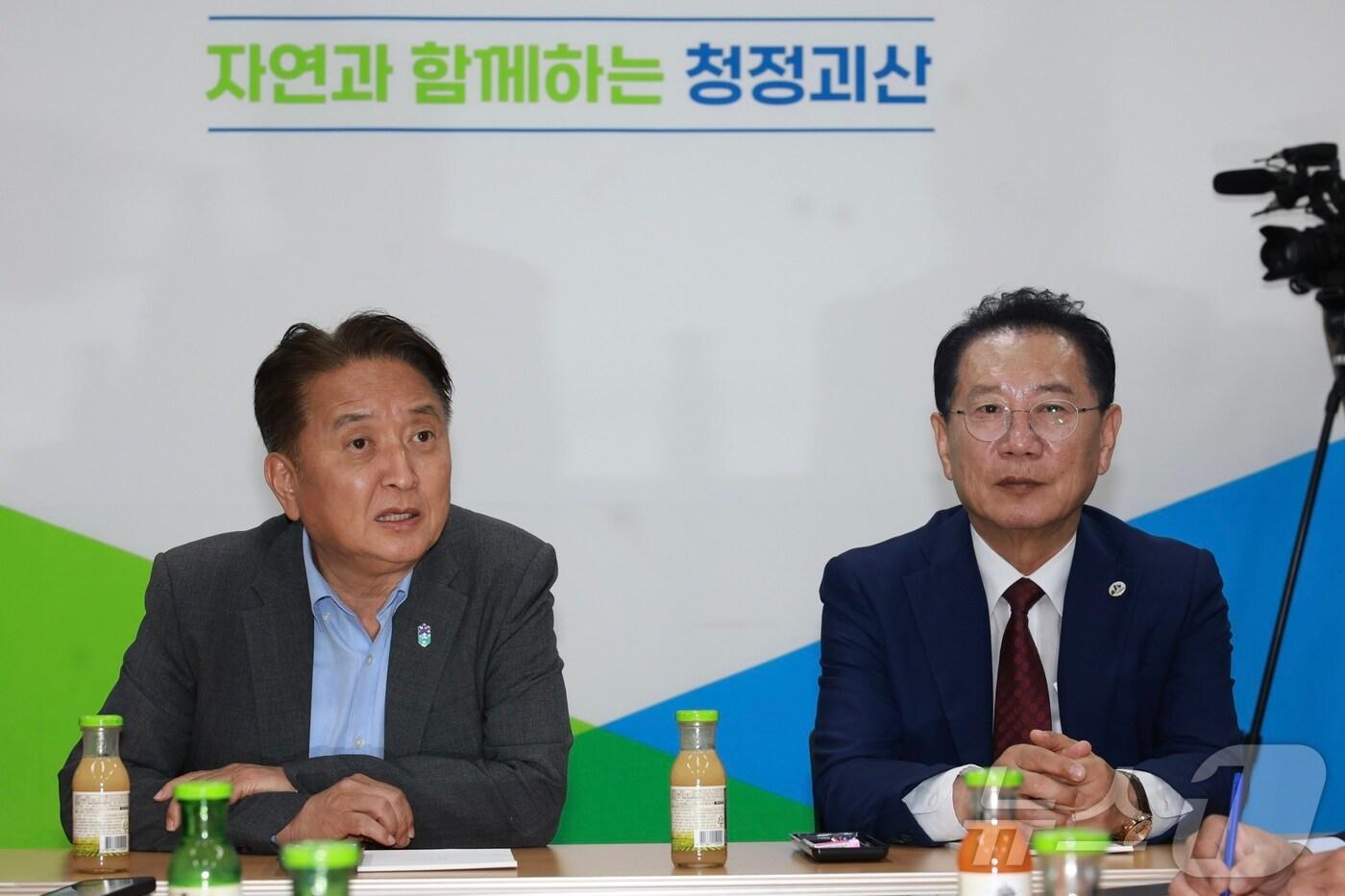 김영환 충북지사&#40;왼쪽&#41;가 16일 괴산군청 브리핑룸에서 기자간담회를 하고 있다.&#40;괴산군 제공&#41;/뉴스1