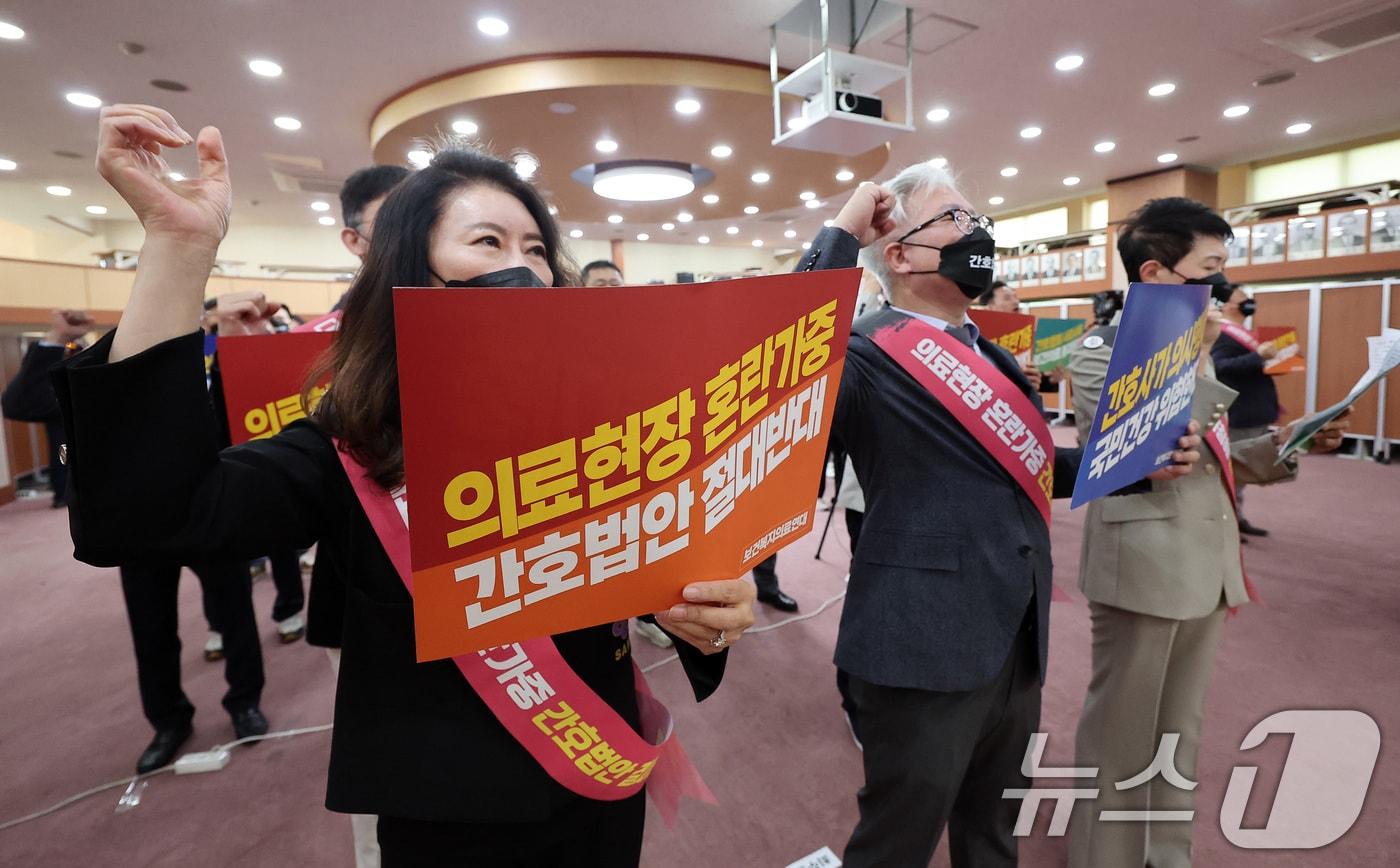 17일 서울 영등포구 서울시의사회관에서 열린 &#39;간호법 재발의 저지를 위한 14 보건복지의료연대 결의대회&#39;에서 참석자들이 구호를 외치고 있다. 2024.5.17/뉴스1 ⓒ News1 김성진 기자