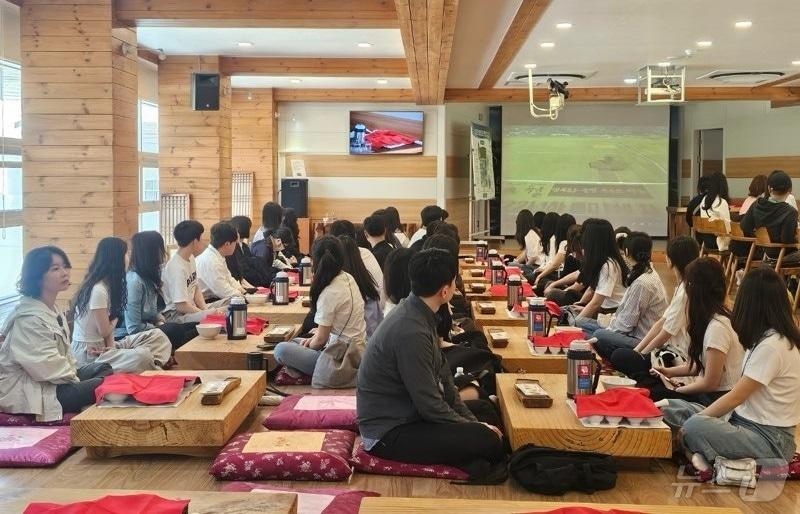 제27회 하동야생차문화축제 프로그램에 참여한 방문객들.&#40;하동군 제공&#41;