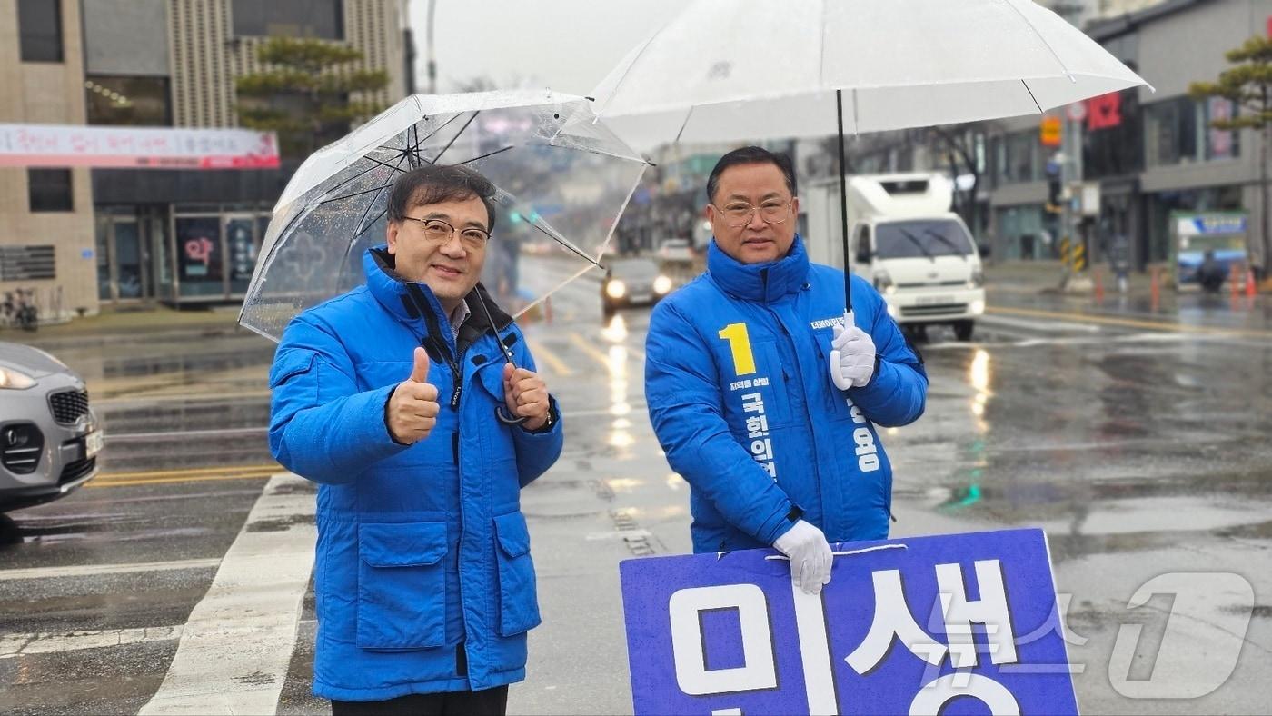 22대 총선에서 거리유세 중인 이경용 후보&#40;오른쪽&#41;와 전원표 전 충북도의원 모습.2024.5.17/뉴스1