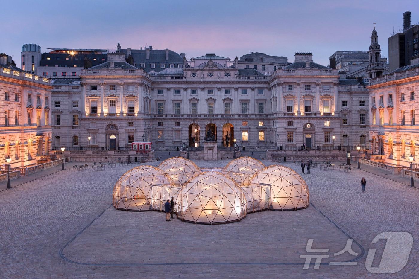 영국 작가 마이클 핀스키의 &#39;오염 항아리&#39;&#40;Pollution Pods&#41; ⓒ 뉴스1