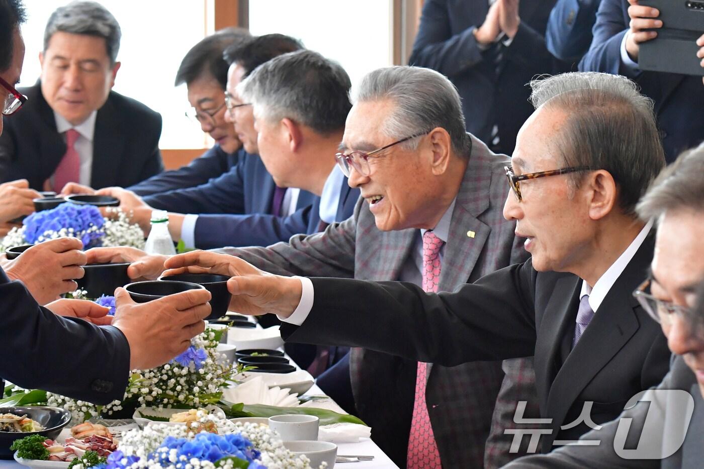 이명박 전 대통령이 17일 오후 경북 포항수협 회센터에서 열린 포항경제인들과의 오찬 간담회에서 참석자들과 건배하고 있다. 2024.5.17/뉴스1 ⓒ News1 최창호 기자